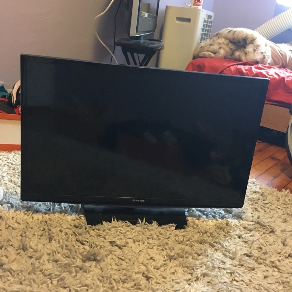 Samsung TV 25 inches wide